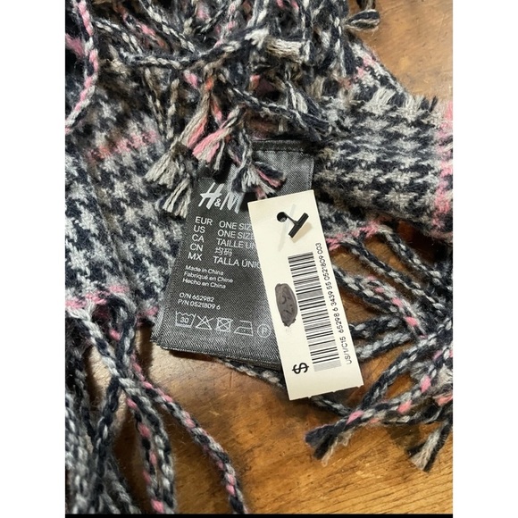 H & M Gray Pink Plaid Scarf Blanket Wrap Fringe 24" x 72" NWT - Picture 4 of 5
